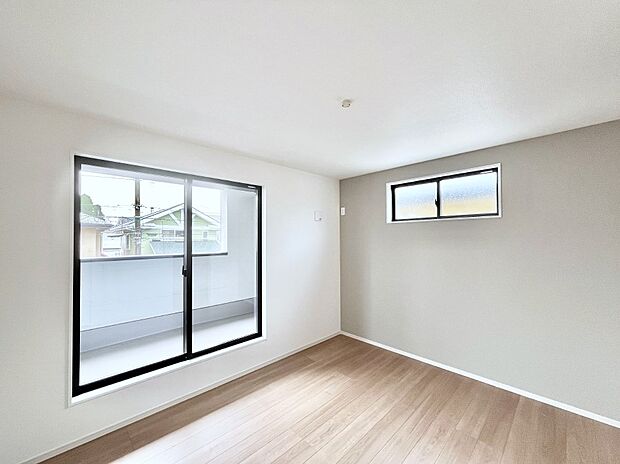 ～Bed Room～　2面採光を確保した明るい室内は、風通しも良く、大変居心地の良い空間となっております。爽やかな風を感じて起きる朝は、快適生活の始まりに！日当たりや通風がとても良い住まい♪