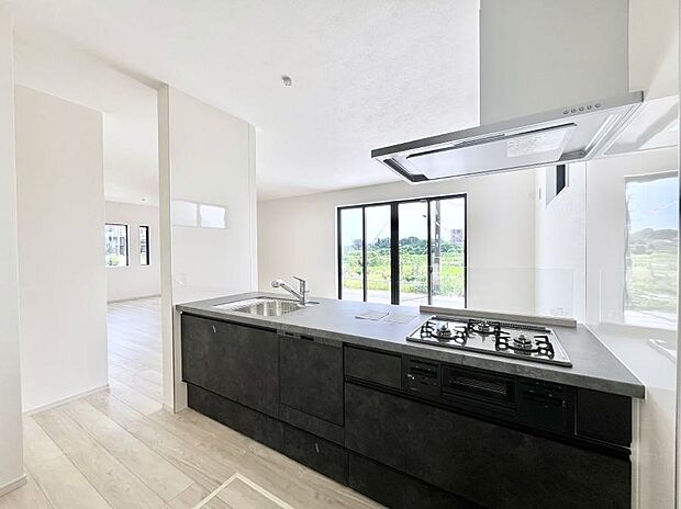 ◆2号棟◆~Kitchen~ 会話が弾むリビング、料理が愉しくなるキッチン。家は、ただ生活する場ではなく、暮らしを愉しく、快適にする場所。笑顔の毎日、安らぎの日々のために、最新の設備・仕様を採用。