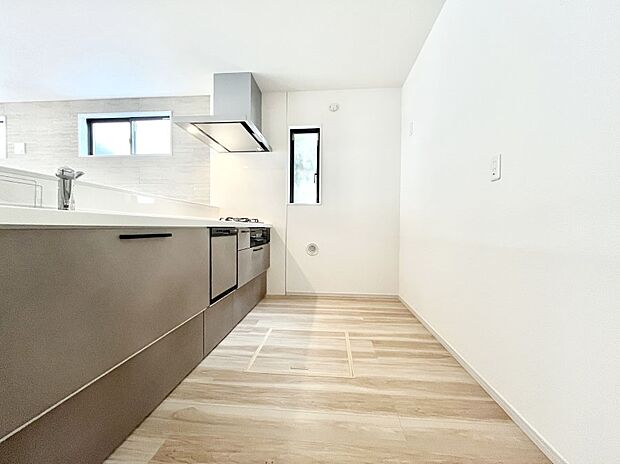 ◆1号棟◆~Kitchen~ 自然光が入る窓のあるキッチン☆毎日使う場所だからこそ、使い勝手を考慮しました。ゆったりとしたキッチンコーナーは質感豊かな仕上がりとなっております。