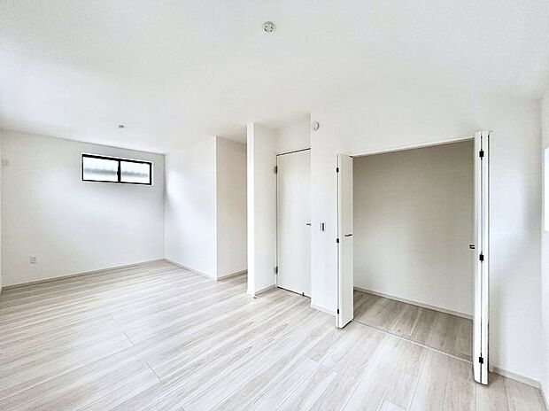 ～Bed Room～　お子様の成長に合わせて住まいのレイアウトも変わります。思春期のプライバシーを重視したり、成長に合わせて机やベットを配置したり。将来を見越しての住まい選びも大切です。