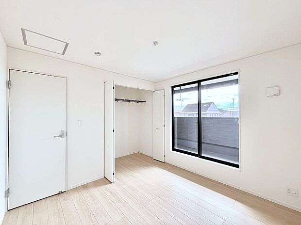 ◆1号棟◆~Bed Room~ 全居室には収納クローゼットを完備!普段使いのお洋服や小物はもちろん、季節物のお洋服などもしっかりと整理整頓おしまい頂けます。 居室空間を広く使用できますね。