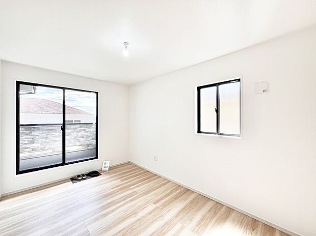 ~Bed Room~ 2面採光を確保した明るい室内は、風通しも良く、大変居心地の良い空間となっております。爽やかな風を感じて起きる朝は、快適生活の始まりに!日当たりや通風がとても良い住まい♪