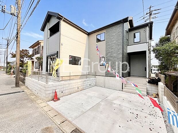 ~Exterior~ 低層の一戸建てを中心とした街並みが整然と続き、周辺は高い建物が建っていないので、緑の多い閑静な趣を感じる環境です。穏やかな環境の中で、心地よい日常を育めます。