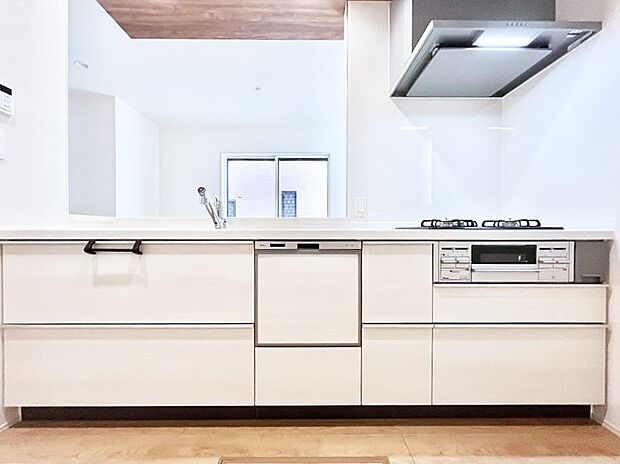 ~Kitchen~ 会話が弾むリビング、料理が愉しくなるキッチン。家は、ただ生活する場ではなく、暮らしを愉しく、快適にする場所。笑顔の毎日、安らぎの日々のために、最新の設備・仕様を採用。