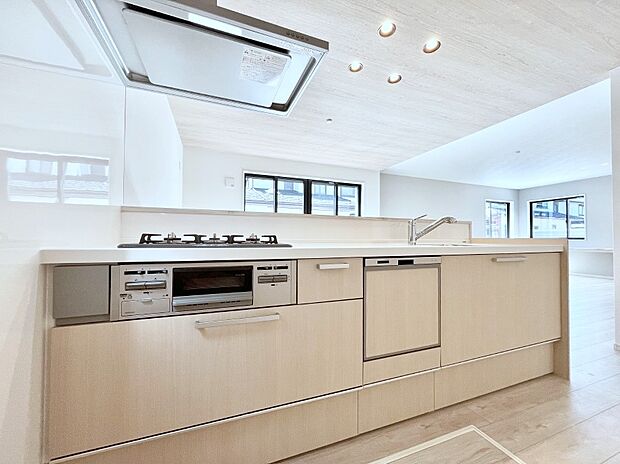 ~Kitchen~ 会話が弾むリビング、料理が愉しくなるキッチン。家は、ただ生活する場ではなく、暮らしを愉しく、快適にする場所。笑顔の毎日、安らぎの日々のために、最新の設備・仕様を採用。