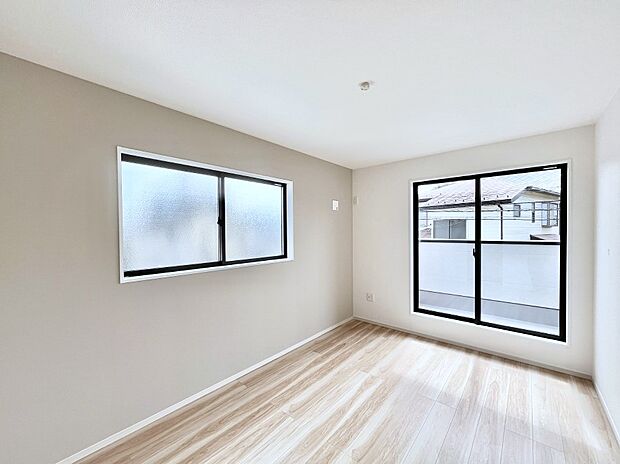 ～Bed Room～　2面採光を確保した明るい室内は、風通しも良く、大変居心地の良い空間となっております。爽やかな風を感じて起きる朝は、快適生活の始まりに！日当たりや通風がとても良い住まい♪