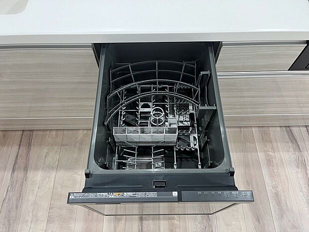 【食洗機】■２号棟■ 後片付けが楽になる食洗機も標準装備で付いております。使ったお皿を入れてスイッチを押すだけ！時間の有効活用にも重宝します。
