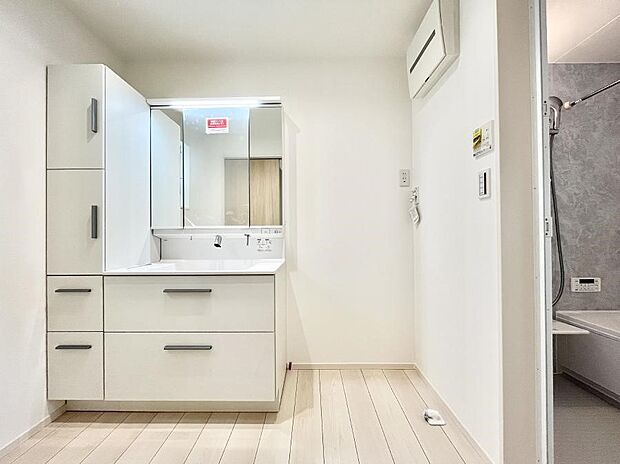 【洗面台・洗面所】◆４号地◆～Dressing Room～　十分な大きさの洗面台は収納もさる事ながら、身だしなみチェックや歯磨きなど、朝の慌ただしい時間でもホテルライクなスペースで余裕とゆとりを感じて頂けます。