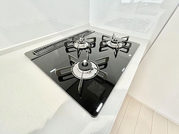 【その他設備(Ｓｉセンサーコンロ)】◆４号地◆ガスコンロはＳｉセンサー搭載。火力調節や焦げ付き・消し忘れも防いでくれます。