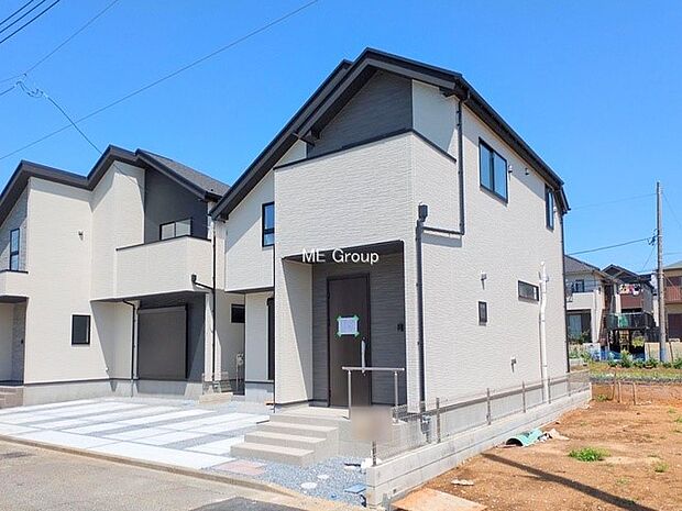 【前面道路含む現地写真】～Exterior～　前面道路：南西 6m 公道　前面道路は閑静な住宅地をはしる車通りの少ない道路。駐車の出し入れもらくらくです！ご不明点・現地見学のご希望は、お気軽にお問い合わせください！