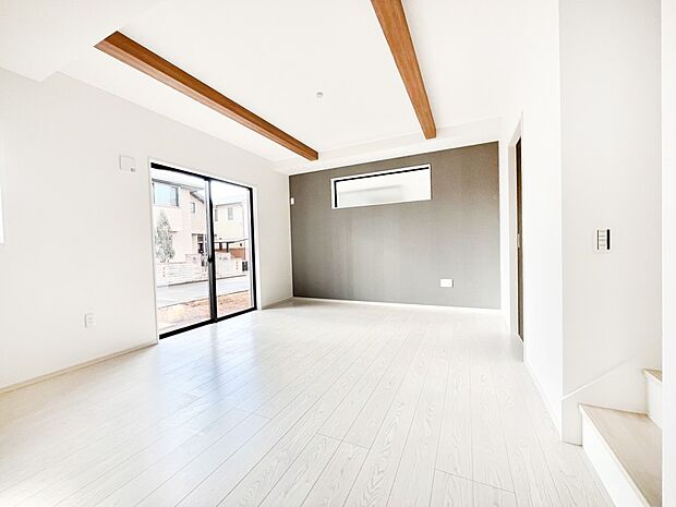 【ダイニング】～Living～　飽きの来ないシンプルでおしゃれなLDK。大きな窓から日差しが差し込むので室内も明るく、家族の憩いの場としてピッタリです。開放感と日当たりの良さを是非ご覧ください！