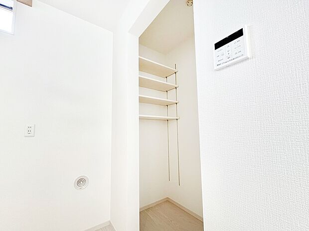 【その他設備(パントリー)】キッチンにはパントリー！食材のストックはもちろん、日用品の収納など使い方はいろいろ！