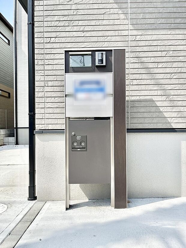 【その他現地】表札・インターホン・ポスト・宅配ＢＯＸをひとつに集約。エントランスになじむシンプルデザイン。