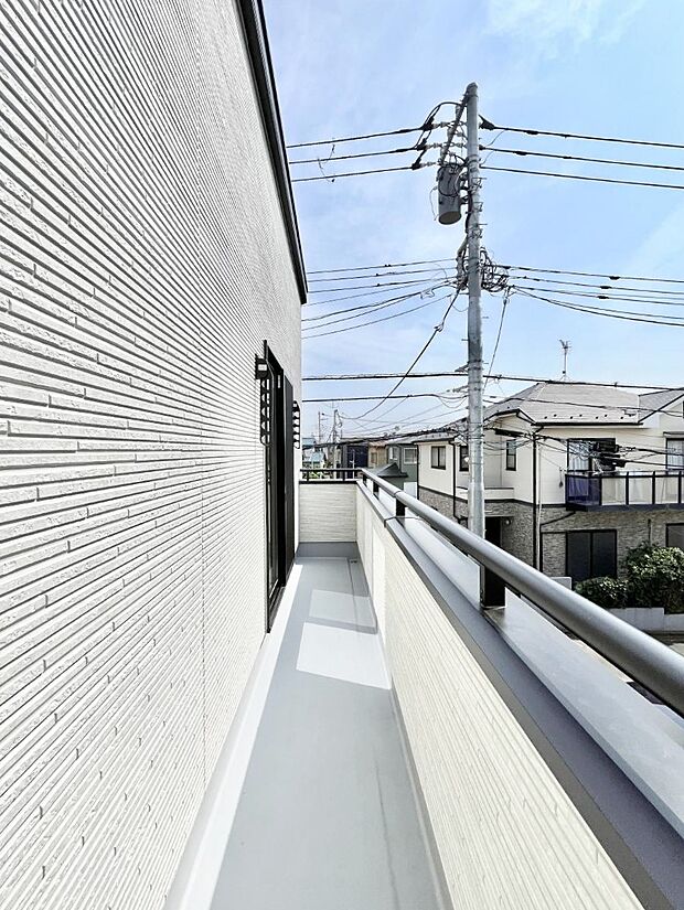 【バルコニー】～Balcony～  バルコニーは温かい陽がさしこみ、お布団や洗濯物を気持ちよく干すことができます。  使いやすく開放的なバルコニーです♪陽ざしがたっぷり降り注ぐ、バルコニー付き住まい。  