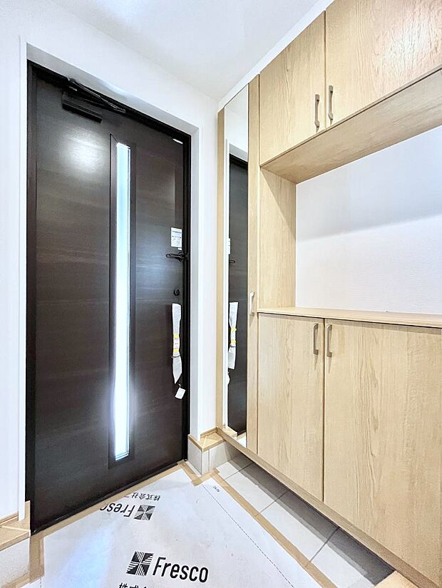 【玄関】～Entrance～　下駄箱ミラー付なので、お出かけ前の身だしなみチェックに◎♪玄関はお客様をお出迎えする一番最初の場所、帰ってくる時に入る最初の場所。そんな場所だからこそ、より良い空間に…♪