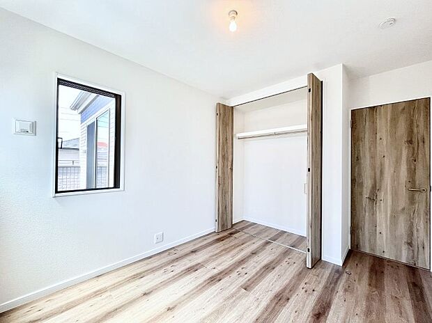 【寝室】◆No.1号棟◆~Bed Room~ 「今日も一日お疲れ様」とご夫婦でゆったりくつろげる寝室。毎日の家事やお仕事に疲れた日はフカフカのベットで癒されてください。テレビや本棚をおいても快適な広さが自慢♪