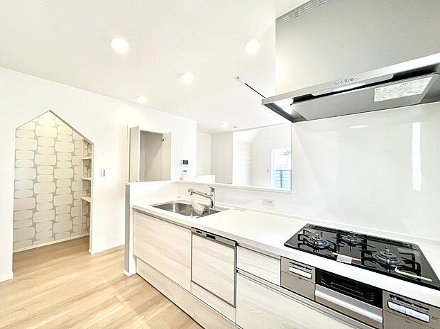 【ダイニングキッチン】◆1号棟◆~Kitchen~ 会話が弾むリビング、料理が愉しくなるキッチン。家は、ただ生活する場ではなく、暮らしを愉しく、快適にする場所。笑顔の毎日、安らぎの日々のために、最新の設備・仕様を採用。