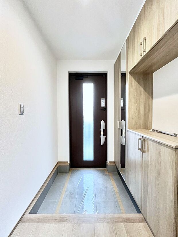 【玄関】◆２号棟◆～Entrance～　家の中でお客様を迎える最初の場所である玄関は、家の印象そのものです！豊富な玄関収納で、常に綺麗に保つことが出来ます♪玄関にはたっぷり収納の下駄箱を完備！
