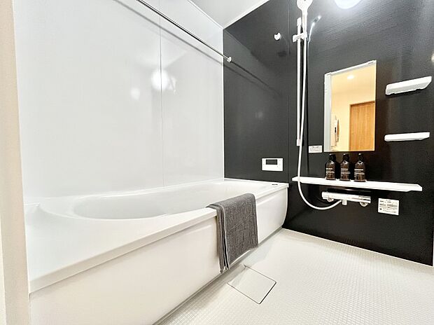 【浴室】～Bath Room～　落ち着いた雰囲気の浴室で明日に向けてリフレッシュ。浴室乾燥機能も付いているので隣の洗濯機置き場で洗い上がった洗濯物を、雨の日も天気を気にせず乾燥させることも可能です。