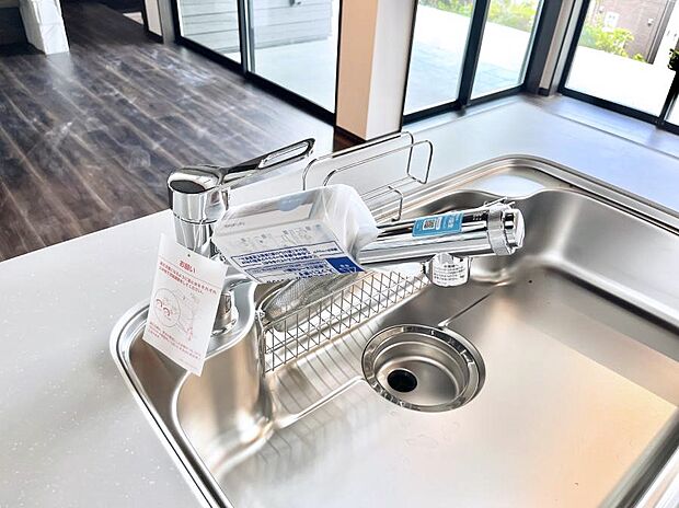 【その他設備(浄水器)】いつでも清潔なおいしいお水を。一つの水栓で水道水と浄水を使い分け。