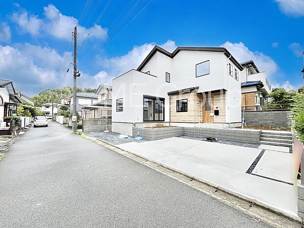 【前面道路含む現地写真】前面道路：西4.5m 公道  前面道路は閑静な住宅地をはしる車通りの少ない道路。  駐車の出し入れもらくらくです！ご不明点・現地見学のご希望は、お気軽にお問い合わせください！