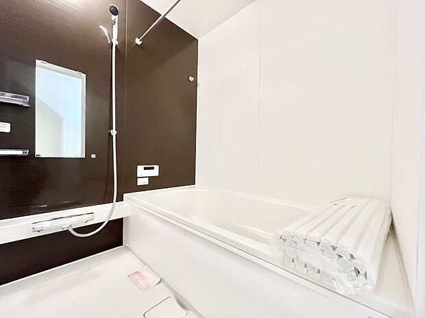 【浴室】～Bath Room～　足を伸ばして入浴することが可能！一日の疲れを癒す貴重なバスタイムです。お子様とご一緒でも十分な広さなので、リビングとは違った家族団欒のひと時をお楽しみいただけます。