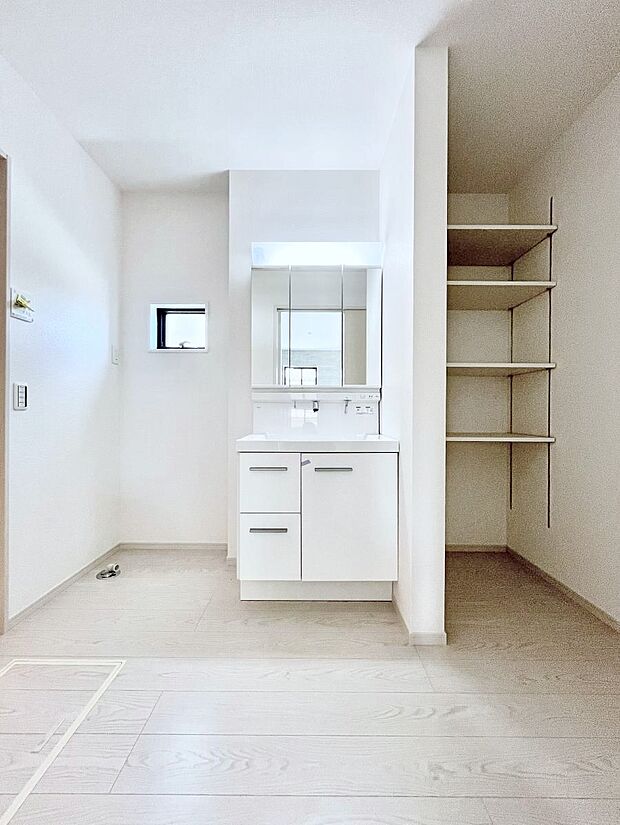 【洗面台・洗面所】～Dressing Room～　十分な大きさの洗面台は収納もさる事ながら、身だしなみチェックや歯磨きなど、朝の慌ただしい時間でもホテルライクなスペースで余裕とゆとりを感じて頂けます。