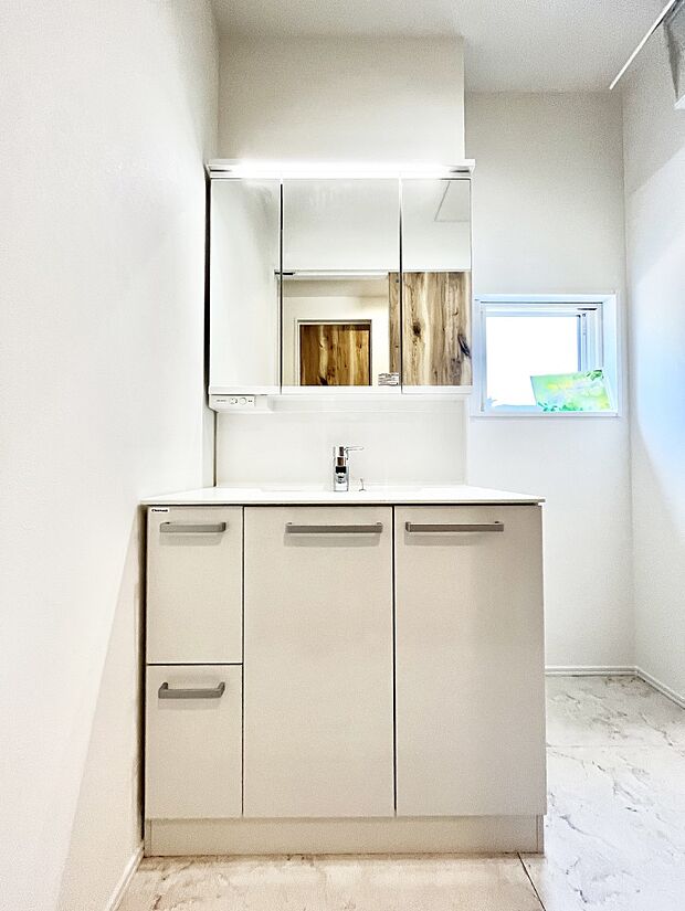 【洗面台・洗面所】～Dressing Room～  清潔感溢れる色合いで統一されていると、スッキリと整った印象をうけます。  鏡の裏にはたっぷりと収納スペースを標準装備！  水廻りは、シンプルかつ機能性を重視して。
