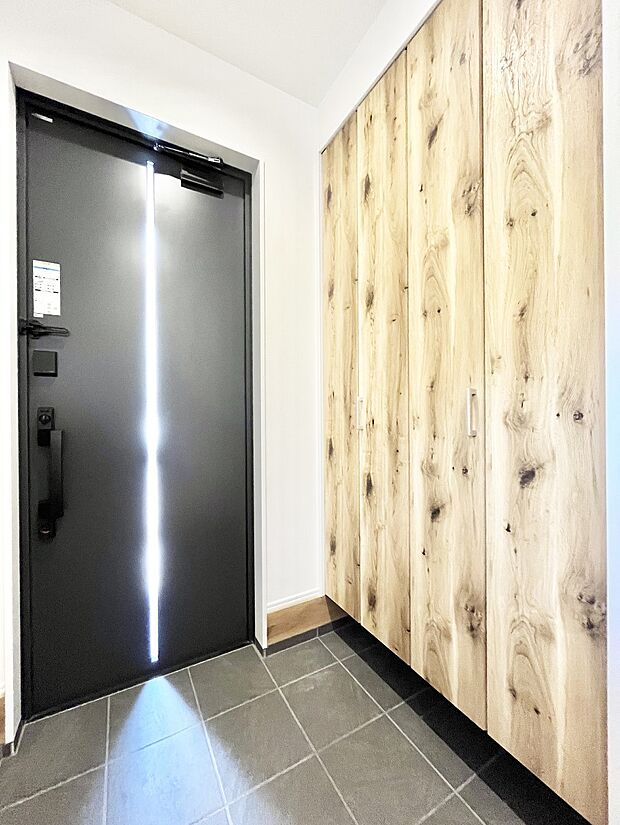 【玄関】～Entrance～　家の中でお客様を迎える最初の場所である玄関は、家の印象そのものです！豊富な玄関収納で、常に綺麗に保つことが出来ます♪玄関にはたっぷり収納の下駄箱を完備！