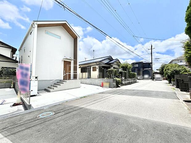 【前面道路含む現地写真】~Exterior~ 前面道路:南西 6m 公道 前面道路は閑静な住宅地をはしる車通りの少ない道路。駐車の出し入れもらくらくです!ご不明点・現地見学のご希望は、お気軽にお問い合わせください!