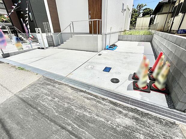 【駐車場】2台(車種による)駐車可!ご家族みんなの自転車も置ける広々カースペース。