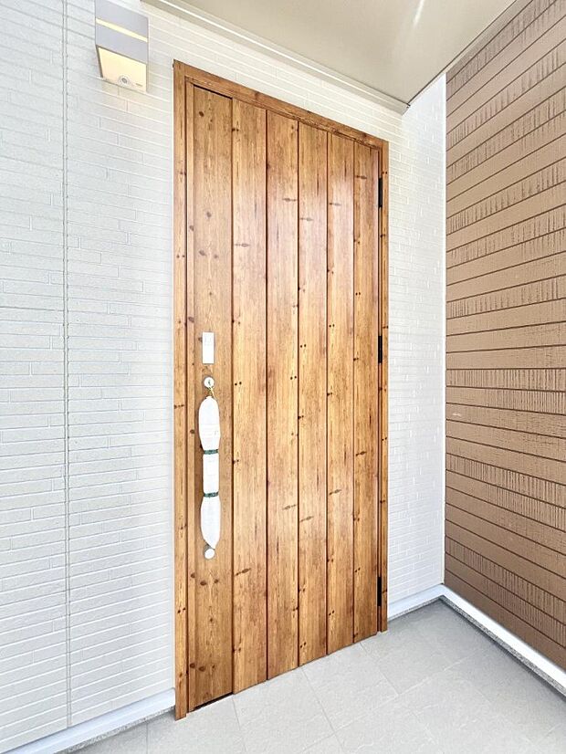 【玄関】住まいの顔を演出する、玄関ドア。