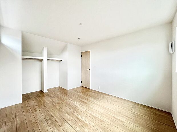 【寝室】◆2号棟◆~Bed Room~ 全居室には収納クローゼットを完備!普段使いのお洋服や小物はもちろん、季節物のお洋服などもしっかりと整理整頓おしまい頂けます。 居室空間を広く使用できますね。