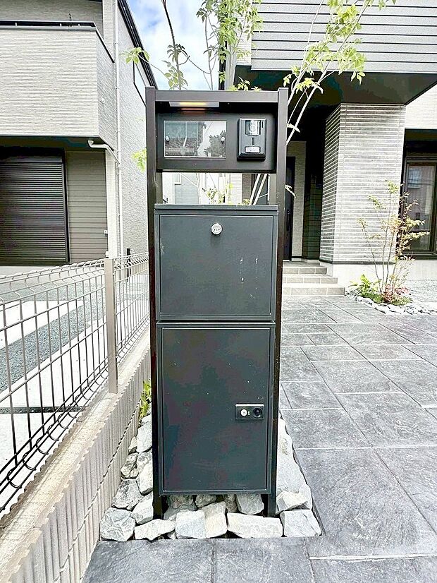 【その他現地】表札・インターホン・ポスト・宅配ＢＯＸをひとつに集約。エントランスになじむシンプルデザイン。