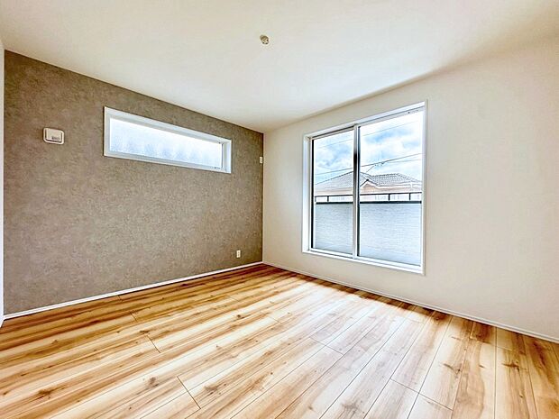 【寝室】◆２号棟◆～Bed Room～　2面採光を確保した明るい室内は、風通しも良く、大変居心地の良い空間となっております。爽やかな風を感じて起きる朝は、快適生活の始まりに！日当たりや通風がとても良い住まい♪