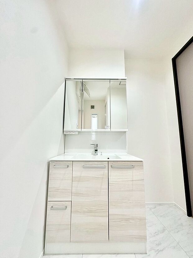 【洗面台・洗面所】◆２号棟◆～Dressing Room～  清潔感溢れる色合いで統一されていると、スッキリと整った印象をうけます。  鏡の裏にはたっぷりと収納スペースを標準装備！ 