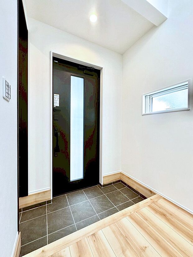【玄関】◆２号棟◆～Entrance～　玄関は家の顔といわれますが我が家のセンスをさりげなく感じさせる魅力ある玄関造りも楽しみの一つ。帰宅する度に家族がほっとできる心地よい空間造りも大切ですね♪