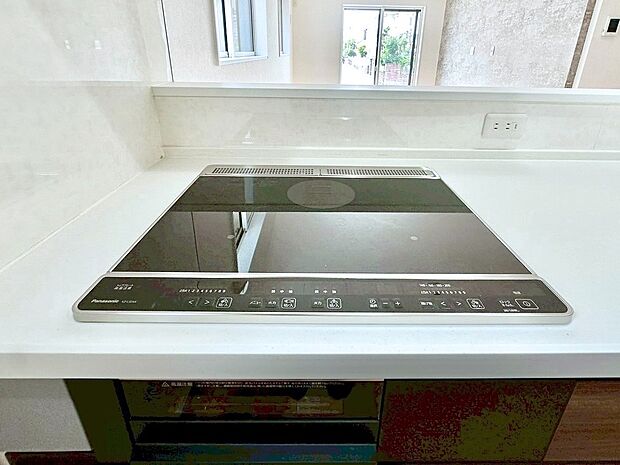 【その他設備(IHクッキングヒーター)】◆２号棟◆IHクッキングヒーターは天板の調理面がフラットなので調理後はサッと一拭きするだけ！