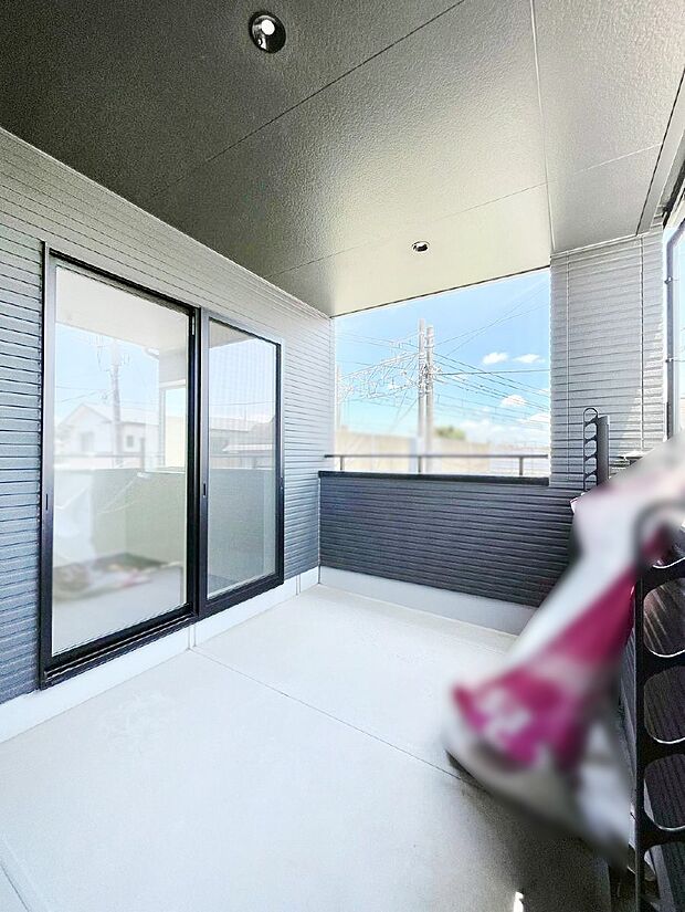 【バルコニー】◆１号棟◆～Balcony～　インナーバルコニーは洗濯物を干すスペースとして急な雨で洗濯物が濡れてしまうのを防いでくれます◎チェアでくつろいだり、夏には周りを気にせずビニールプールが楽しめますね♪