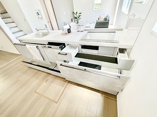 【その他設備(スライド収納)】◆１号棟◆使いやすさを優先したスライド式収納タイプ！