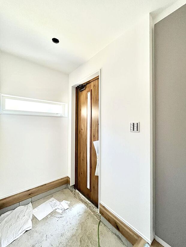 【玄関】～Entrance～　玄関は家の顔といわれますが我が家のセンスをさりげなく感じさせる魅力ある玄関造りも楽しみの一つ。帰宅する度に家族がほっとできる心地よい空間造りも大切ですね♪