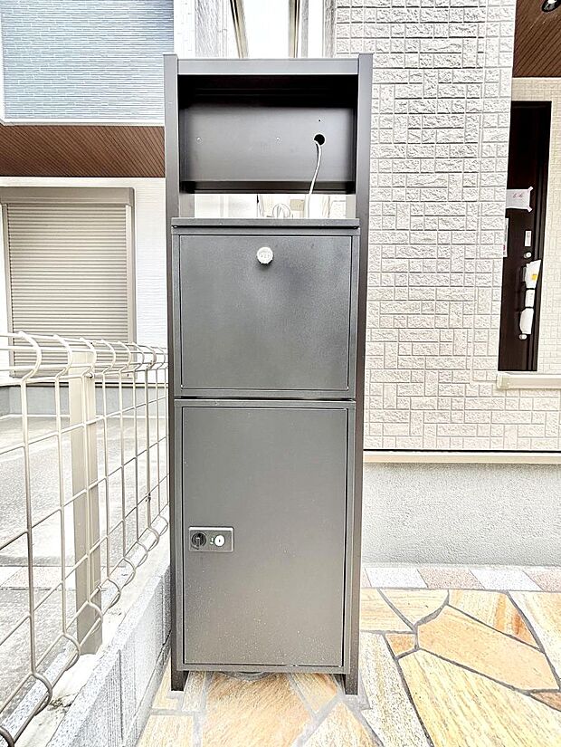 【その他現地】シンプルデザインのポスト。