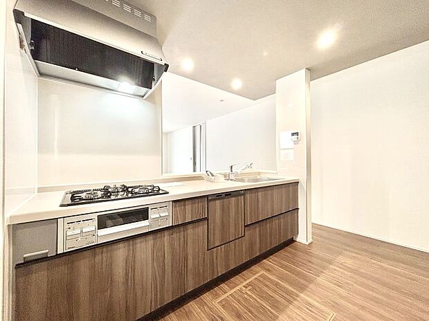 【ダイニングキッチン】料理をしながらでもご家族との会話を楽しめる対面キッチン