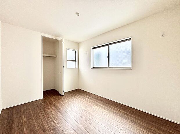 【寝室】収納も充実しています！どんなお部屋にするか考えるのが楽しみですね。