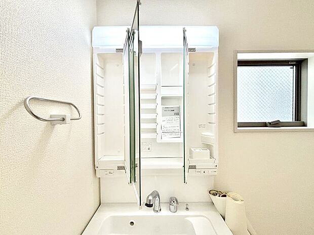 【その他設備(三面鏡裏収納)】三面鏡の裏に、化粧品や衛生用品などを収納可能。洗面台をすっきりと保ちます！