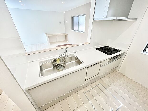 【ダイニングキッチン】～Kitchen～　会話が弾むリビング、料理が愉しくなるキッチン。家は、ただ生活する場ではなく、暮らしを愉しく、快適にする場所。笑顔の毎日、安らぎの日々のために、最新の設備・仕様を採用。