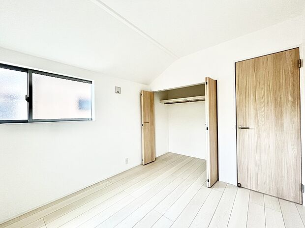 【寝室】～Bed Room～　部屋数が多いのが戸建てのメリットです。ご家族が増えたことで手狭に感じていた住まいも戸建てでは各居室プライバシーを保つことができます。住まいにゆとりが生まれ心もリラックスできます♪