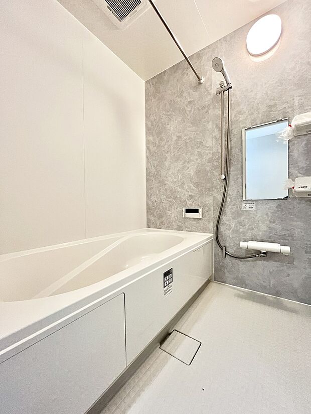 【浴室】～Bath Room～　ゆったりと足を伸ばして入浴することが可能！一日の疲れを癒す貴重なバスタイムです。お子様とご一緒でも十分な広さなので、リビングとは違った家族団欒のひと時をお楽しみいただけます。