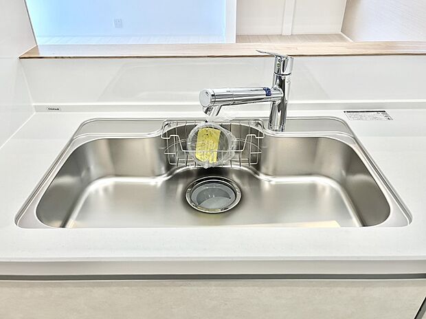 【その他設備(シンク)】広々としたシンクでお料理やお皿洗いもラクラク快適に！