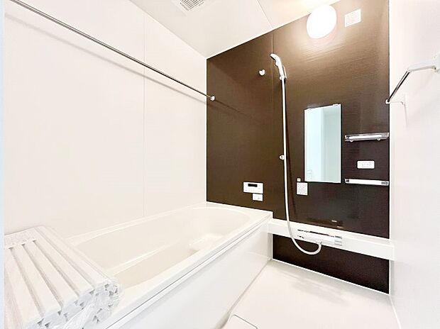 【浴室】◆１号棟◆～Bath Room～　落ち着いた雰囲気の浴室で明日に向けてリフレッシュ。浴室乾燥機能も付いているので、洗い上がった洗濯物を、雨の日も天気を気にせず乾燥させることも可能です。